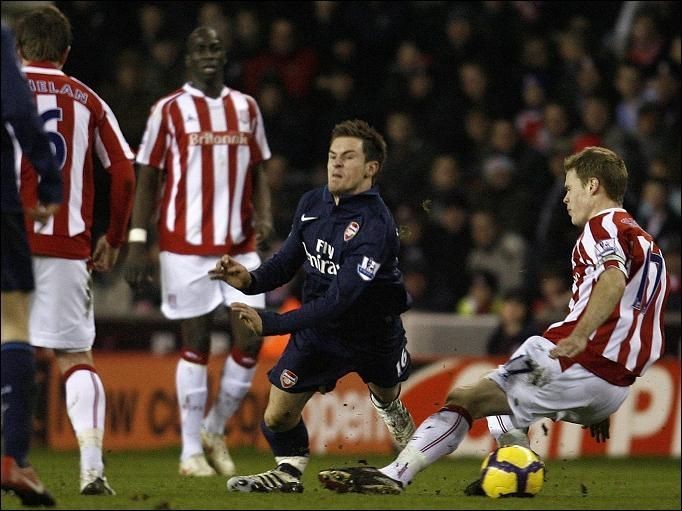 Sao trẻ Ramsey của Arsenal bị ‘gã đồ tể’ Shawcross (Stoke City) đá gãy chân năm 2010.